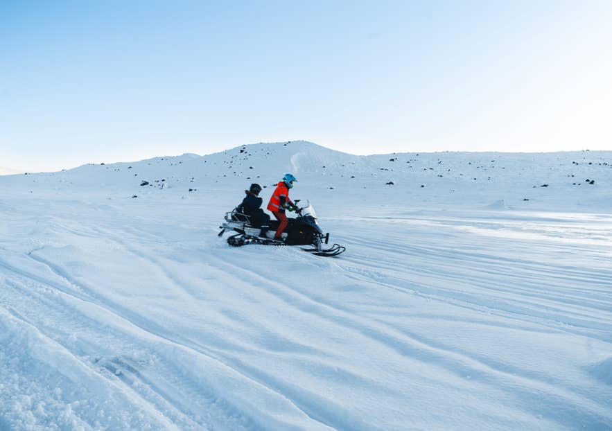 アイスランドでのスノーモービル体験