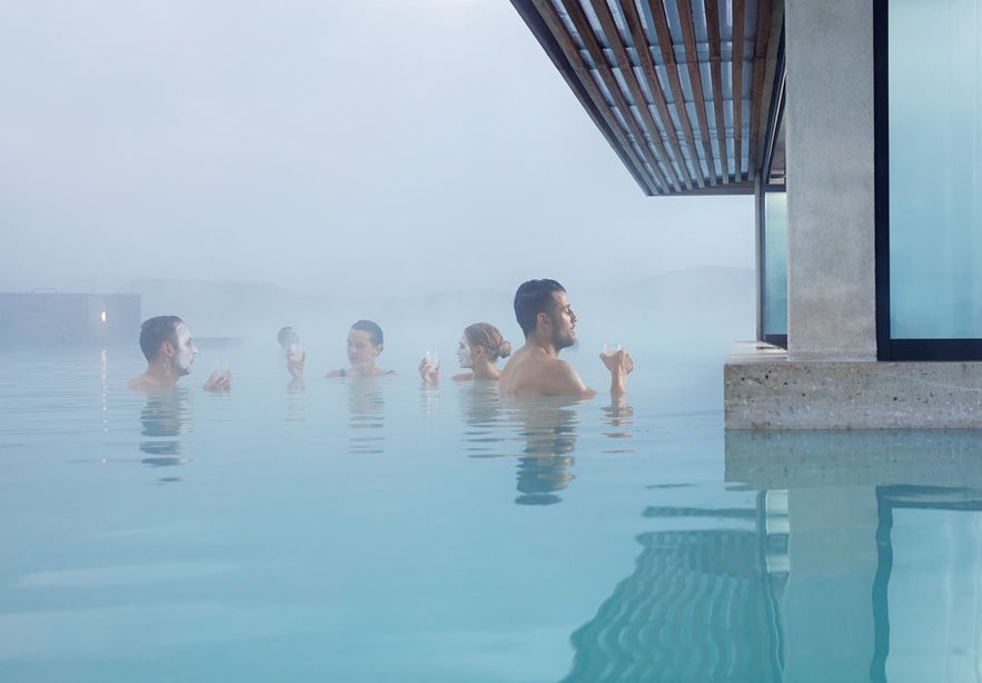 Das Restaurant der Blauen Lagune liegt direkt am Pool.