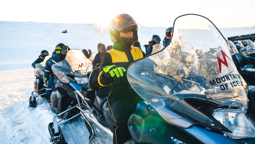 アイスランドのスノーモービルツアーの様子