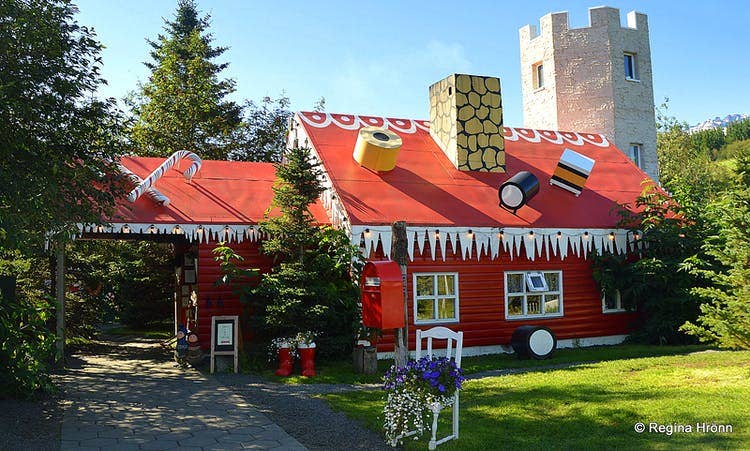 Рождественский дом в Акурейри летом.
