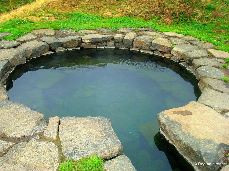 Une petite piscine en Islande, parfaite pour la baignade géothermique.