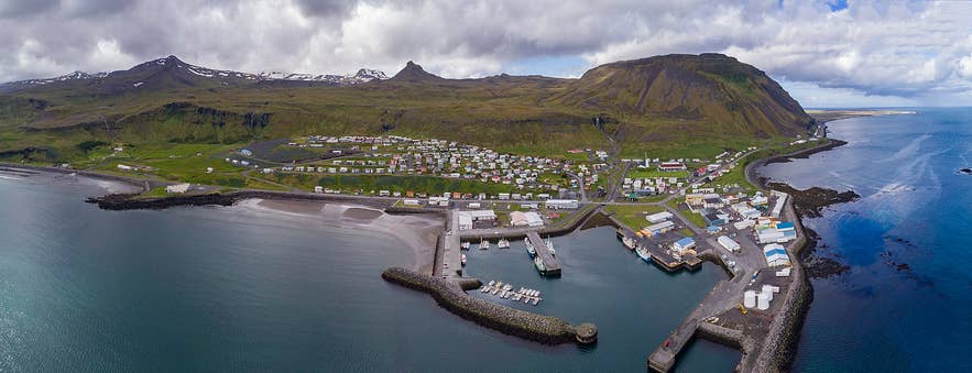 オゥラフスヴィークはスナイフェルスネス半島の美しい海辺の町です。