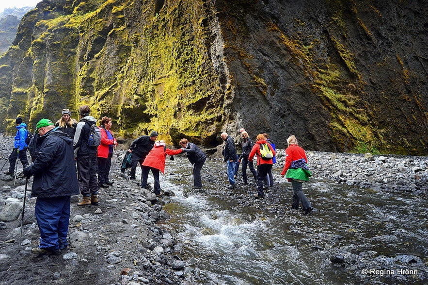 Wasser rauscht aus dem Wasserfall am Fuße der Stakkholtsgja in Island