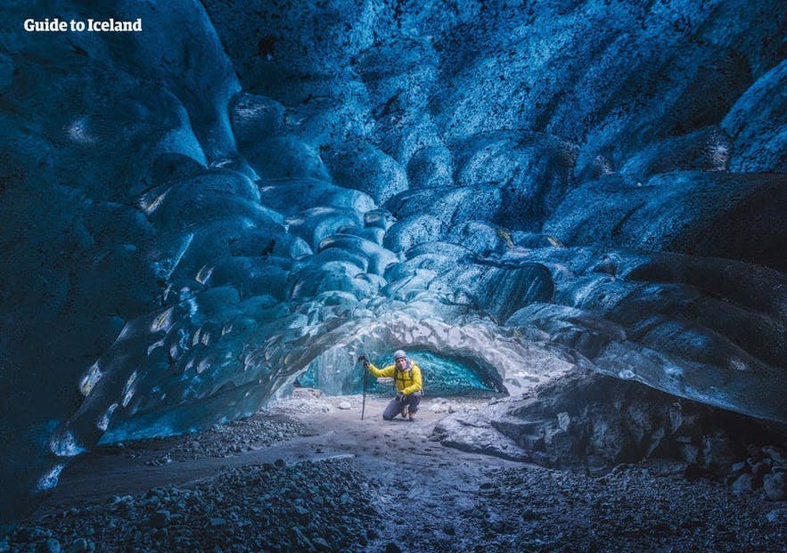 En isgrotta i midvintern på Island.