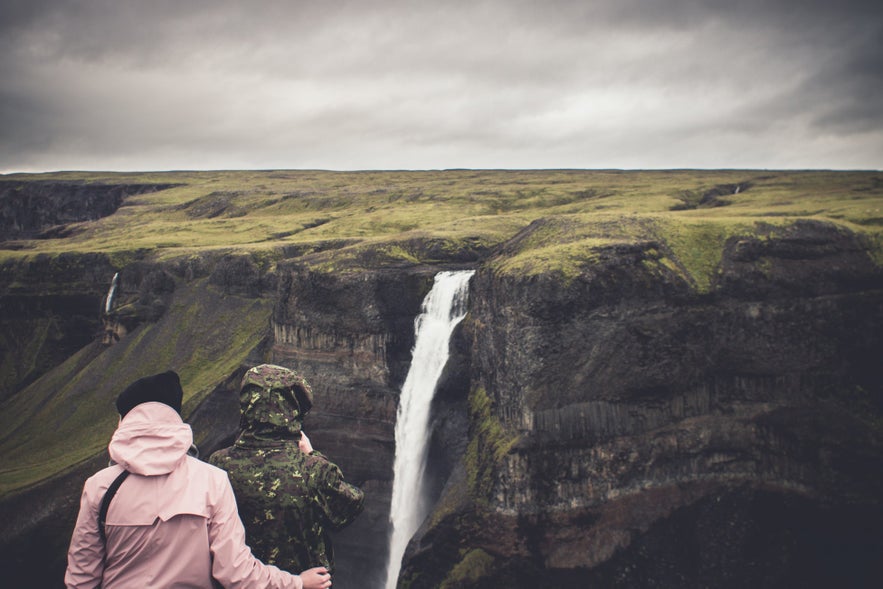 A couple look at Haifoss.