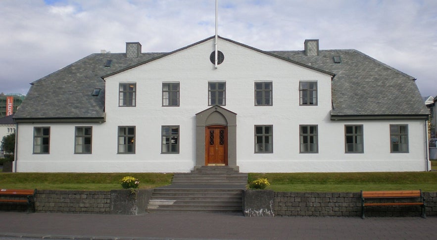 The Prime Minister's house has very little security. The Prime Minister's house has very little security.