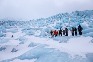 Participez à une randonnée sur glacier pendant votre séjour en Islande.