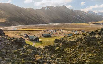 En klynge servicebygninger og telte udgør et venligt syn i det afsidesliggende højland ved Landmannalaugar