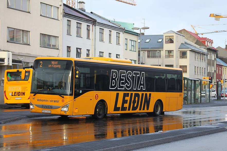 Ein Bus fährt durch Reykjavik.
