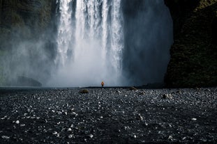 La Cascada Skogafoss es una de las cascadas más potentes de Islandia.