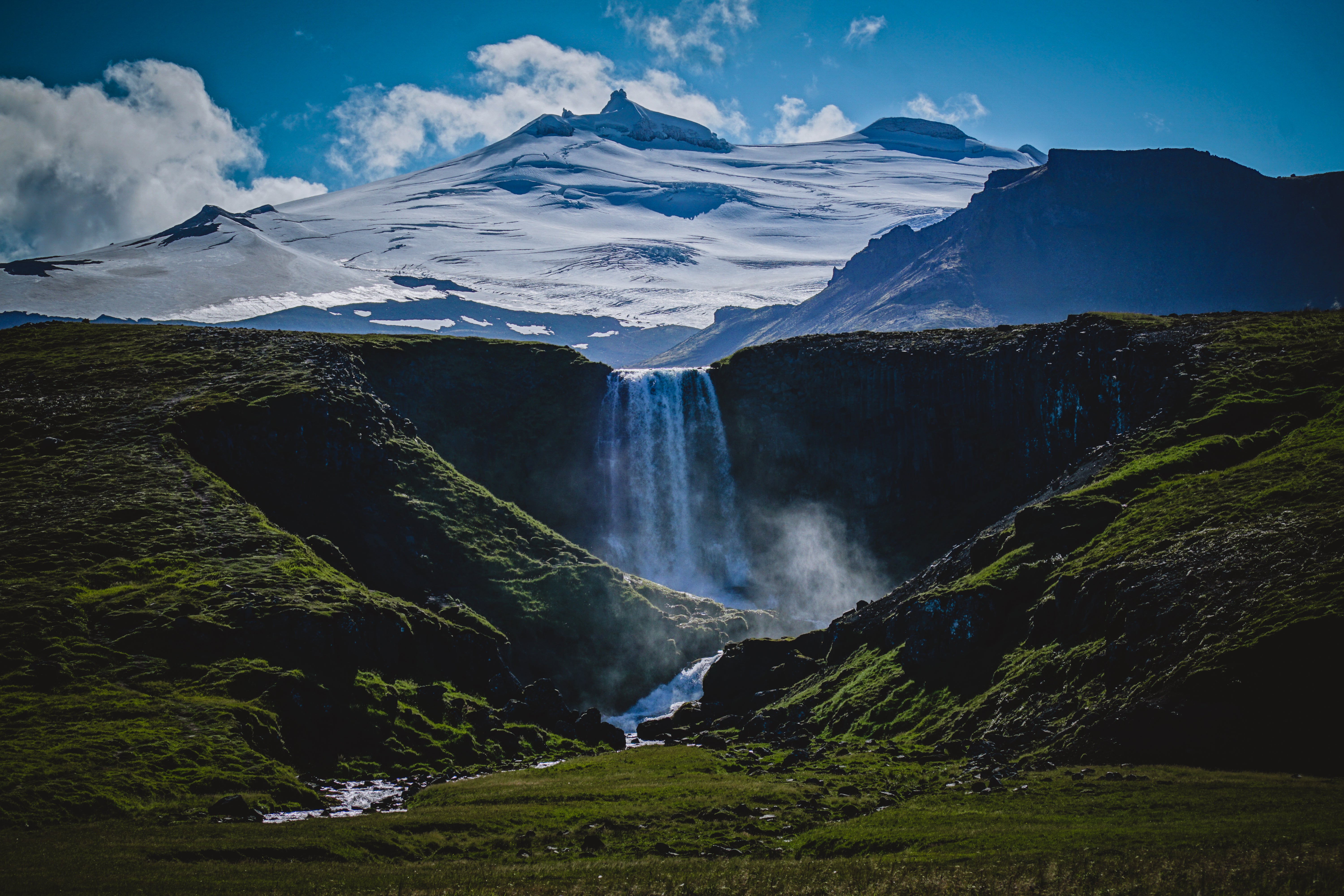 La Peninsula de Snaefellsnes se alza detrás de una cascada.