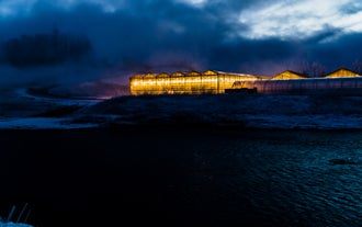 De tomatenkwekerij van Fridheimar bij nacht.