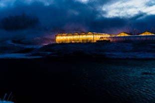 Die Fridheimar-Tomatenfarm bei Nacht.