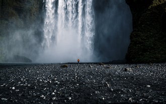 Skogafoss è una bellissima cascata nel sud dell'Islanda