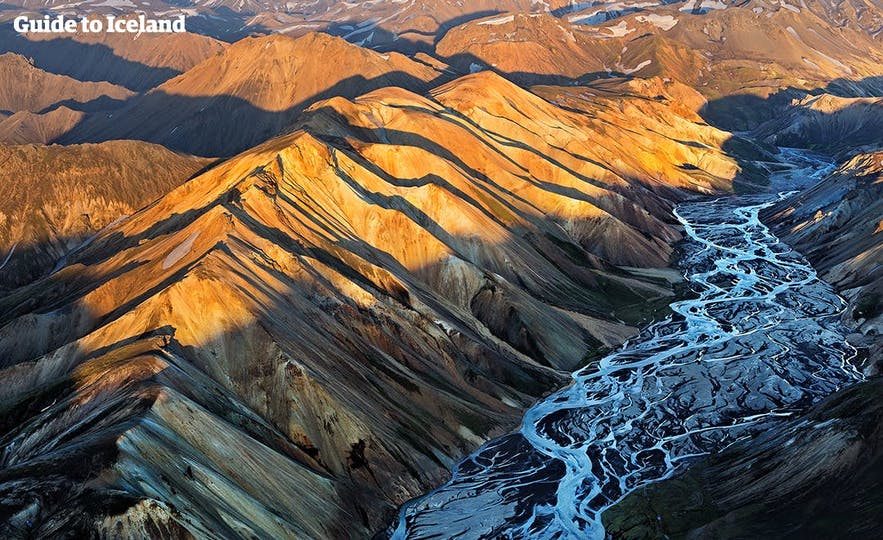 Vista aérea de las montañas de Landmannalaugar y ríos trenzados en las Tierras Altas de Islandia cerca de la Reserva Natural de Fjallabak.