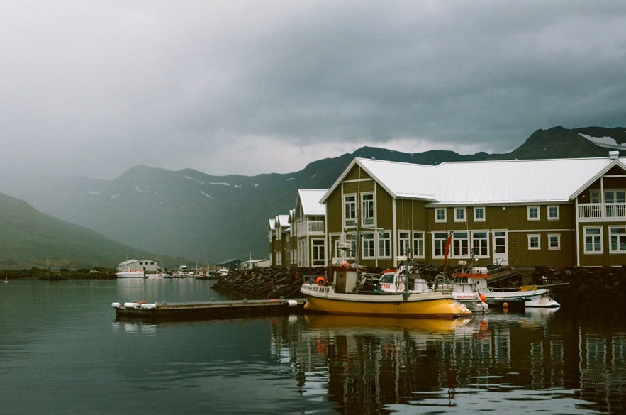 锡格吕菲厄泽（Siglufjordur）的海岸景色美不胜收。