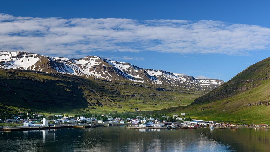 Seyðisfjörður ligger på östra Island och är en vacker stad. Seyðisfjörður ligger på östra Island och är en vacker stad.