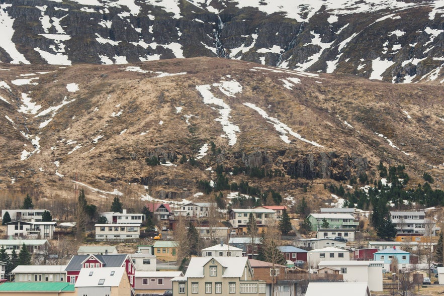 Seydisfjörður har vackra trähus på östra Island.