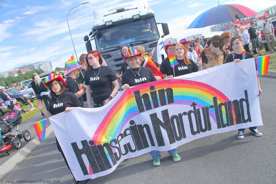Pride-Demonstranten ziehen durch Reykjavik.