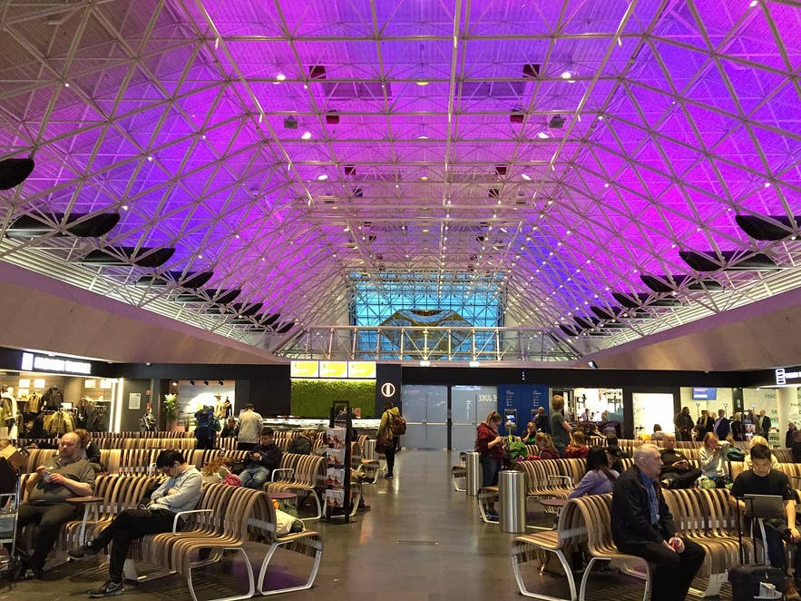 凯夫拉维克机场(Keflavik Airport)候机区。