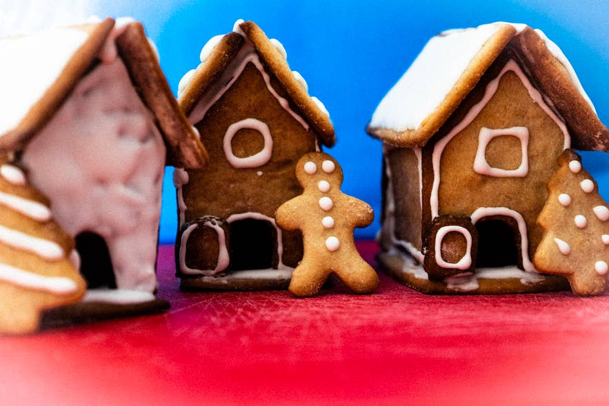 Natale in Islanda con casette di pan di zenzero e biscotti decorati in mostra a Reykjavik, simbolo delle tradizioni festive.