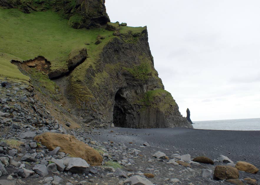 Halsanefshellir è una grotta vicino alla spiaggia di sabbia nera di Reynisfjara.