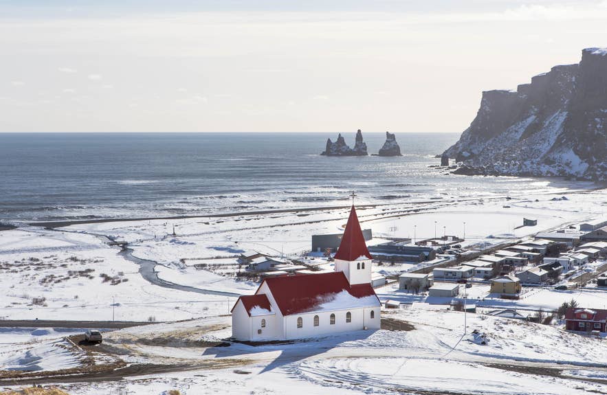 Vík est le village le plus au sud de l'Islande et se trouve juste à côté de la plage de sable noir de Reynisfjara.