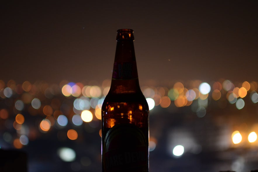 Prendre une bière avec vue sur Reykjavik la nuit est très agréable.