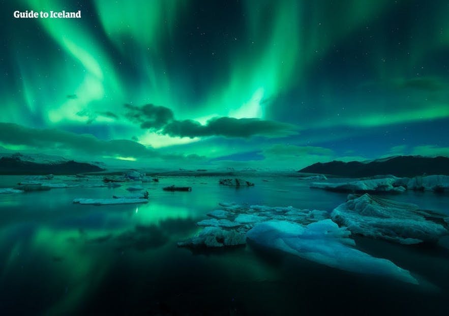 Zorza polarna w grudniu nad laguną lodowcową Jökulsárlón.