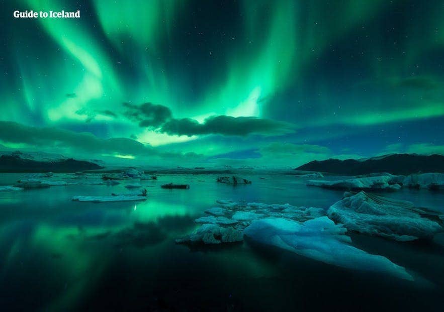 Les aurores boréales au-dessus de la lagune glaciaire de Jokulsarlon par une nuit claire en Islande en décembre