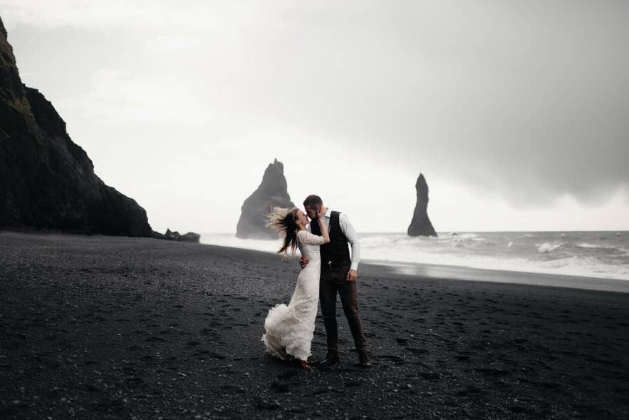カップルがレイニスフィヤラのビーチで結婚式を挙げている