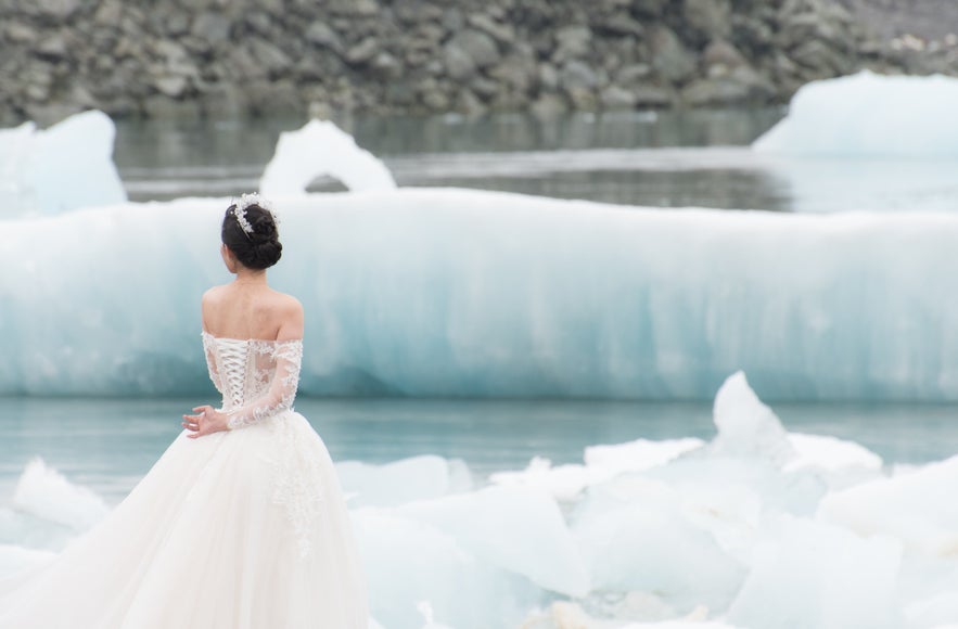 A stunning wedding photo at Jokulsarlon.