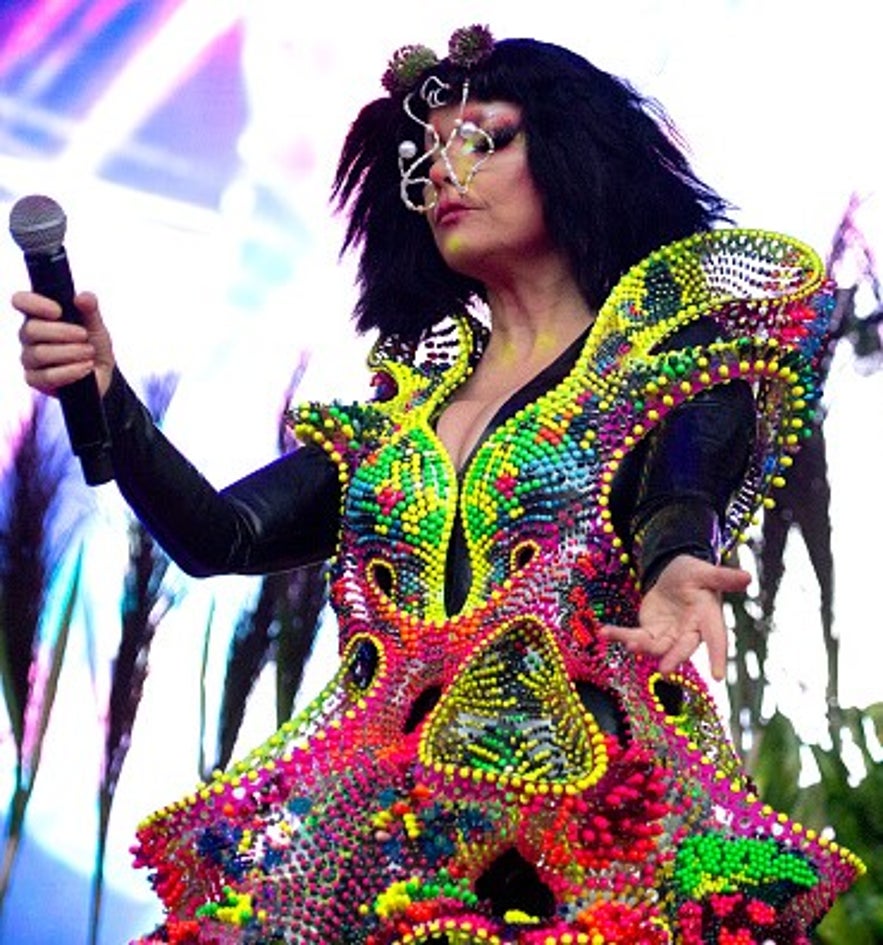 Björk preforming at the Eden Project.