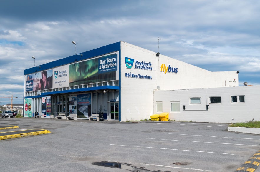 BSIレイキャビク・バスターミナルの外観。フライバスやレイキャビク・エクスカーションズのツアーや空港送迎の看板が見える。