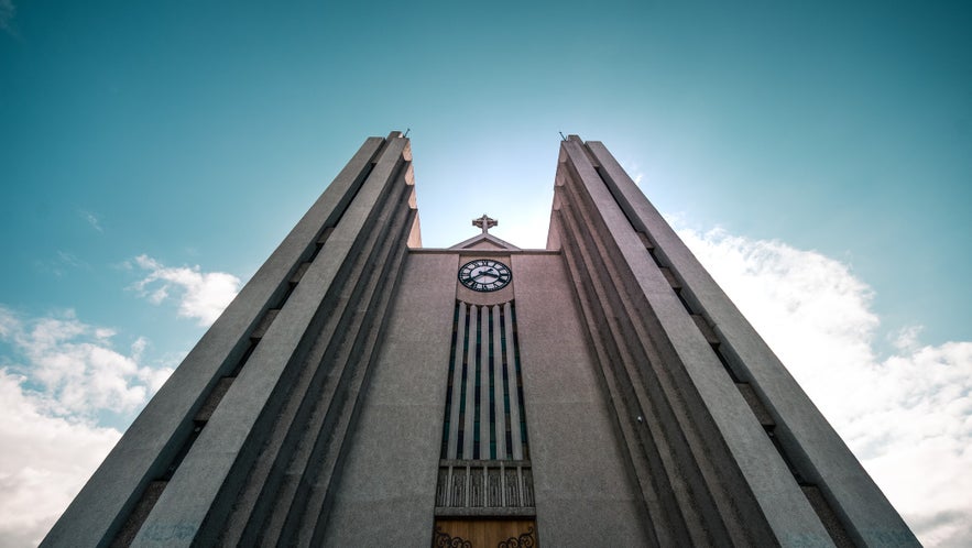 Zdjęcie kościoła w Akureyri od spodu.