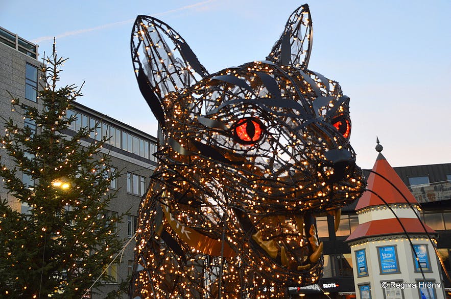 Grýla hat eine Weihnachtskatze, die Kinder in Island terrorisiert.