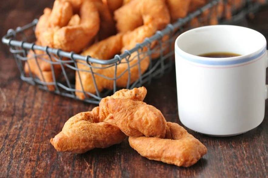 Kleina, ein frittiertes isländisches Gebäck, serviert mit Kaffee.
