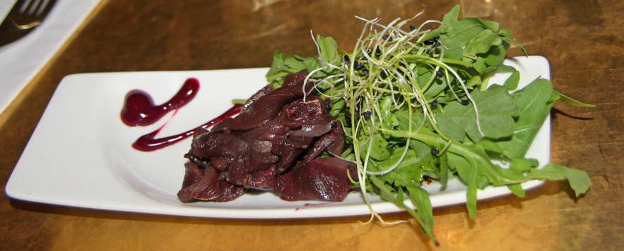 グリルしたアイスランド産ラム肉。グルメな一皿として人気です。