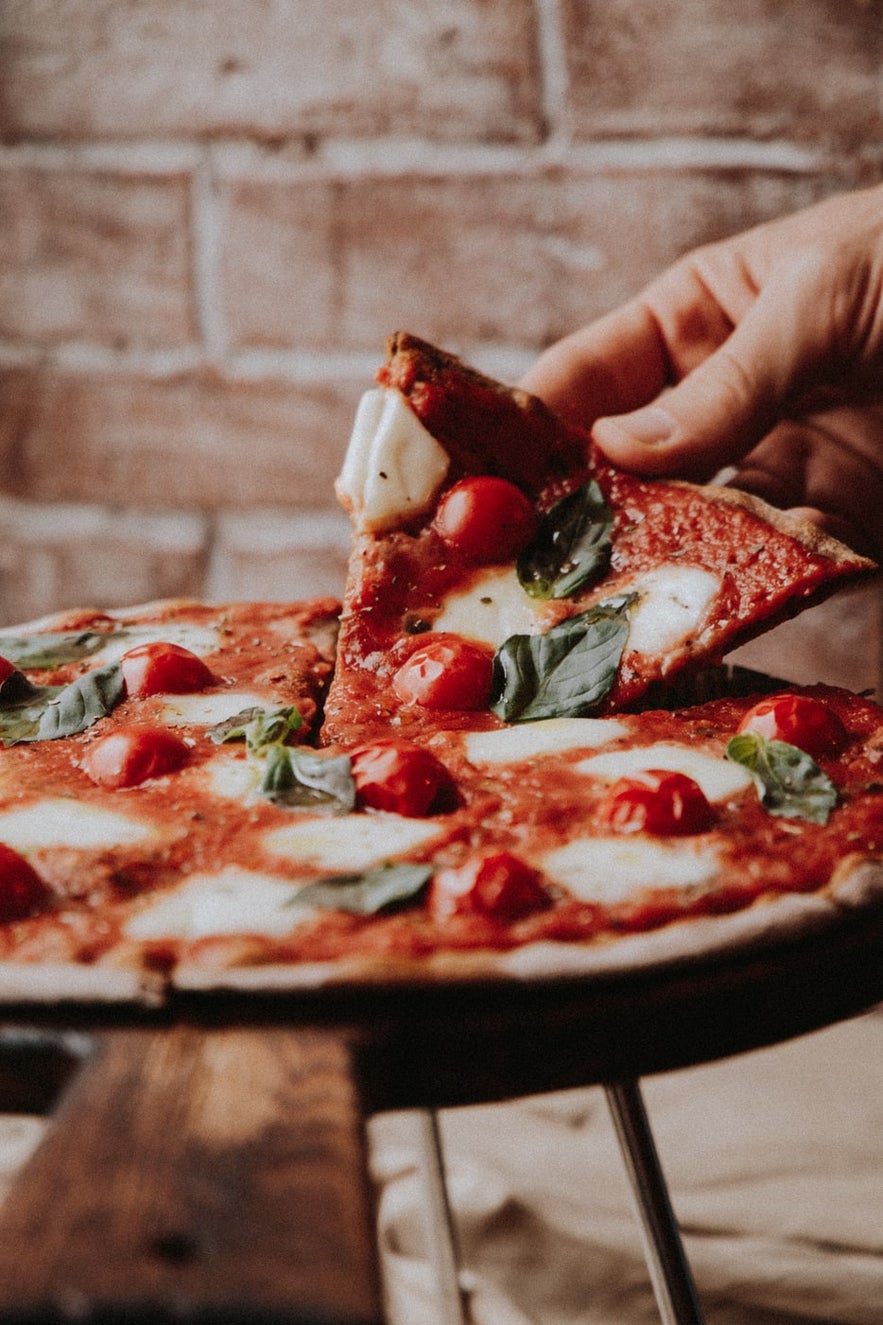 A delicious serving of margarita pizza.