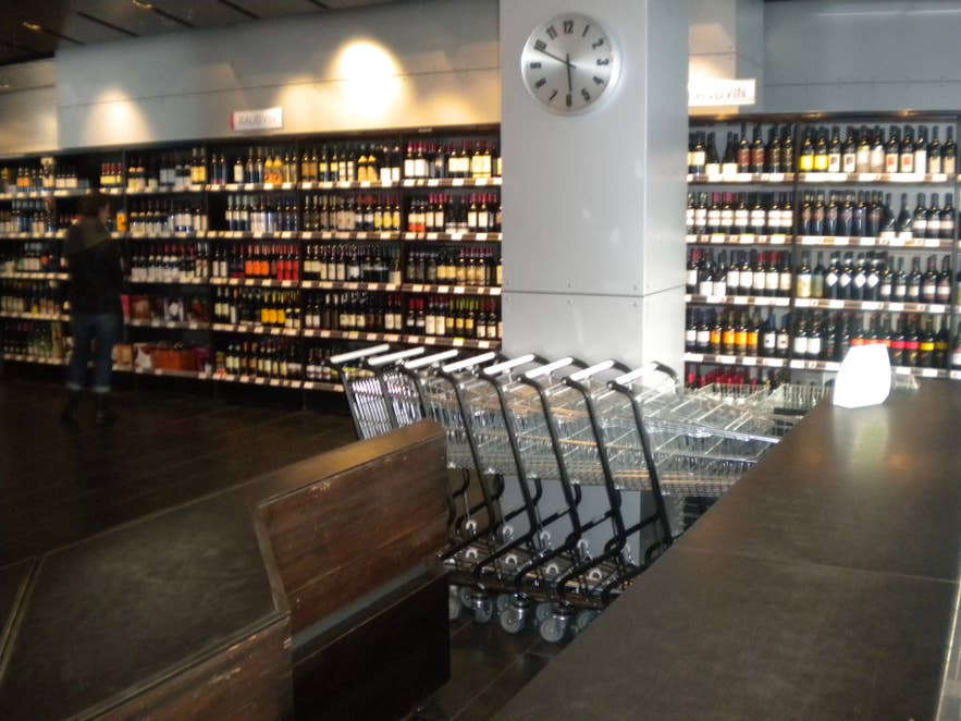 雷克雅未克维努丁酒类商店内景，货架上摆放着可供购买的葡萄酒和烈酒。