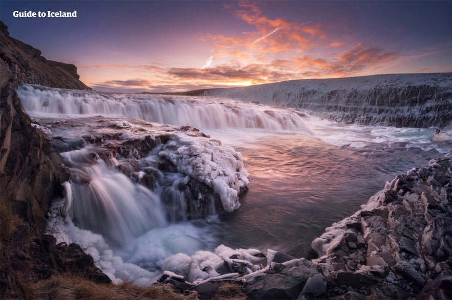 Wodospad Gullfoss podczas zimowego zachodu słońca.