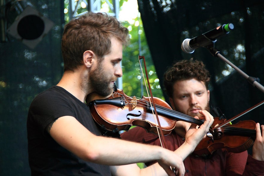 The artists of Árstíðir all play instruments.