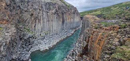 De fascinerende basaltzuilen van de Studlagil-canyon.