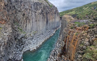 Studlagil峡谷令人着迷的玄武岩柱。