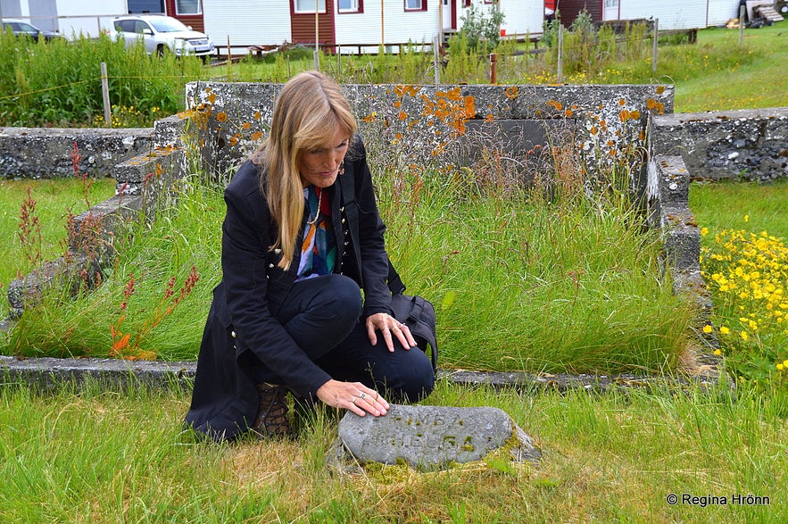 Regína by the grave of her great-aunts in Ólafsvík