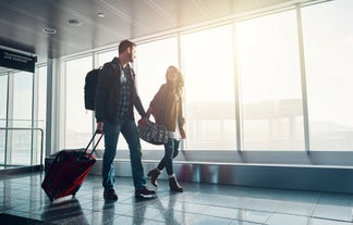 Ein Pärchen geht durch den Flughafen, bereit für den Flug.
