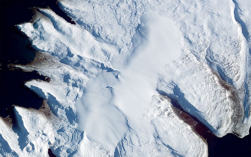 曇りの日のウェストフィヨルドにあるドランガヨークトル。