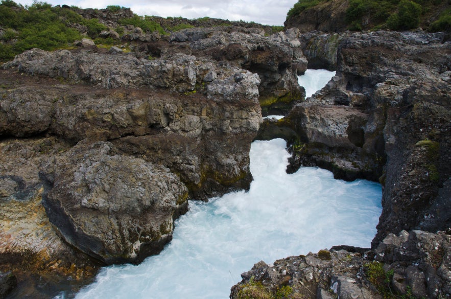 Barnafoss ist ein tosender Wasserfall im Westen Islands.