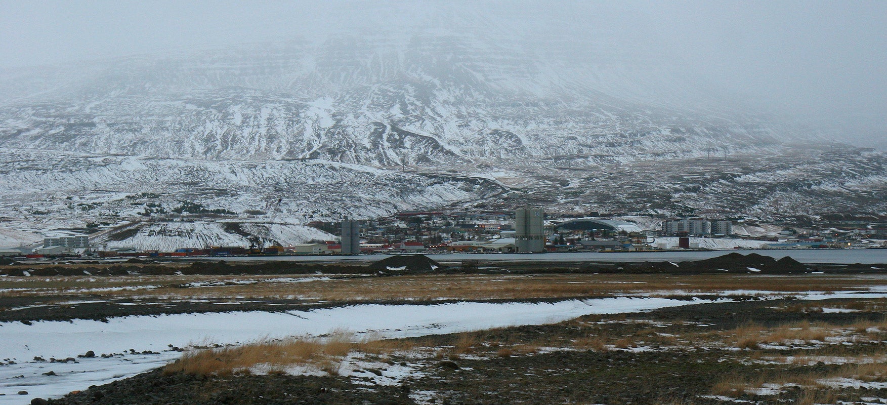 雷扎尔菲厄泽(Reyðarfjörður)是冰岛东部峡湾地区人口最多的城镇之一