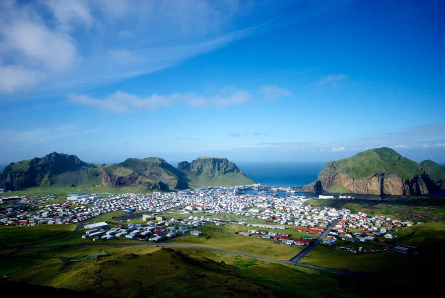 冰岛西人岛上的赫马岛小镇全景。